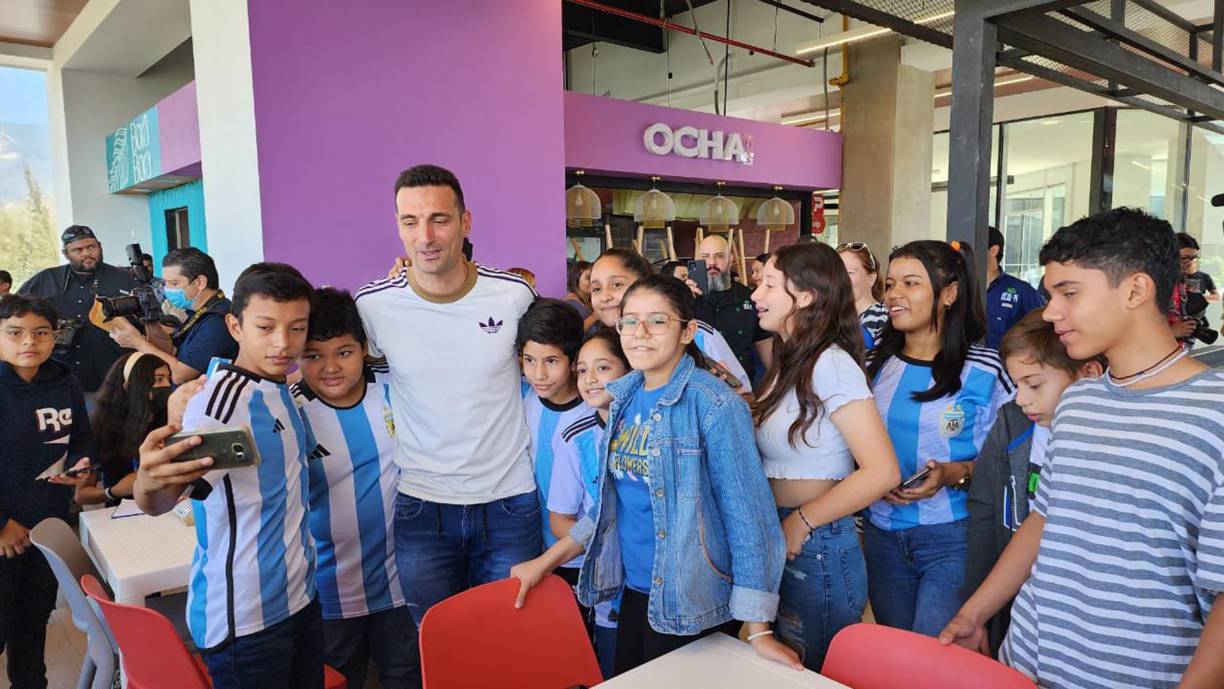 Lionel Scaloni revolucionó a El Salvador con su visita.