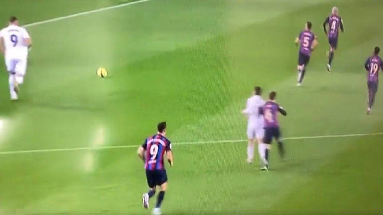 El empujón de Gavi a Ceballos fue captado e inmediatamente ha generado indignación en el madridismo.