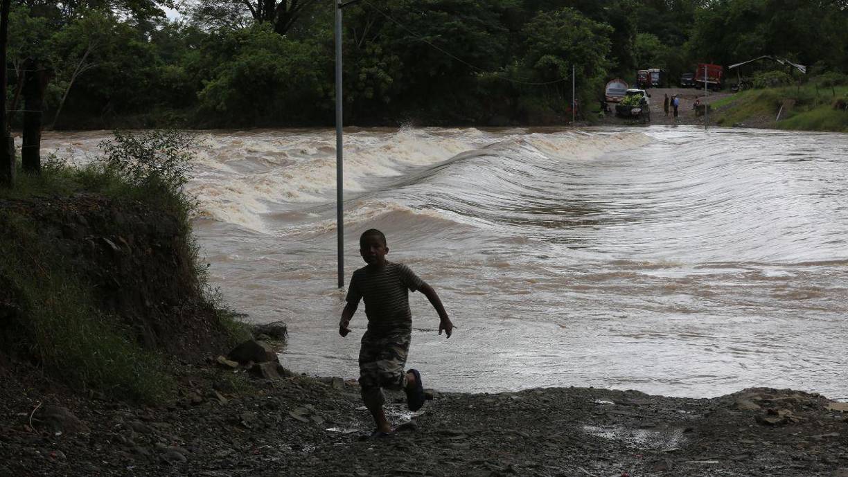 Antes de explicar qué es el fenómeno de la Niña, les explicaremos qué son los frentes fríos y cómo se producen. Un frente frío se produce por el choque de dos masas de aire, una fría y una cálida, provocando la formación de tormentas. 