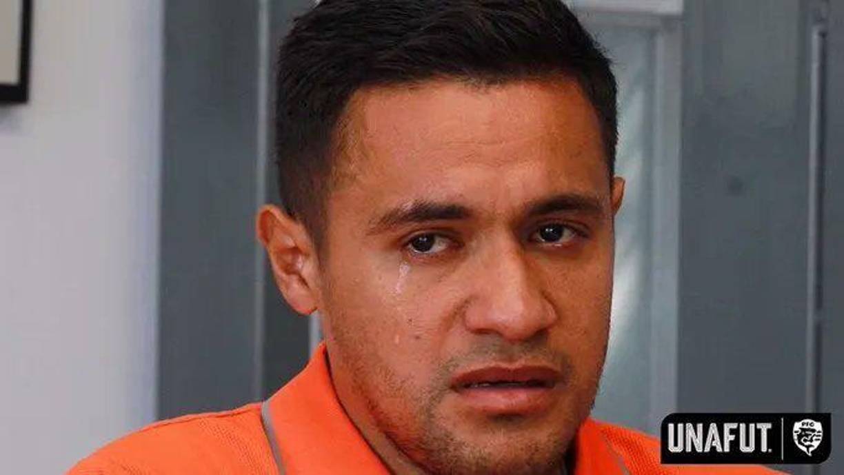 Con lágrimas en sus ojos, Roger Rojas anunció sorpresivamente la decisión de retirarse del fútbol por un tiempo debido a que comenzará un tratamiento por una enfermedad. 