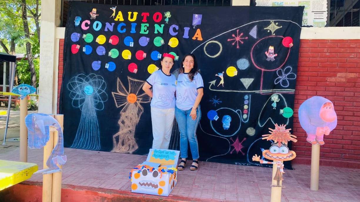 Docentes y organizaciones aliadas también hicieron acto de presencia para guiar a los estudiante sobre estos temas de interés de la salud mental.