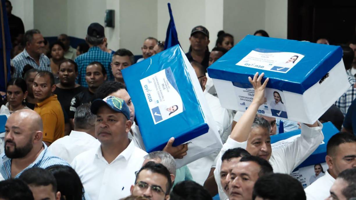 Durante su intervención, García no escatimó en críticar la administración del partido de oposición, Libertad y Refundación (Libre) calificando su gestión como fallida y acusándola de agravar la situación del país. “Nos vendieron un rescate y han hundido a Honduras en un hoyo negro del cual solo el Partido Nacional puede sacarlos”, manifestó con convicción, posicionando a su movimiento como la alternativa capaz de superar la crisis actual.