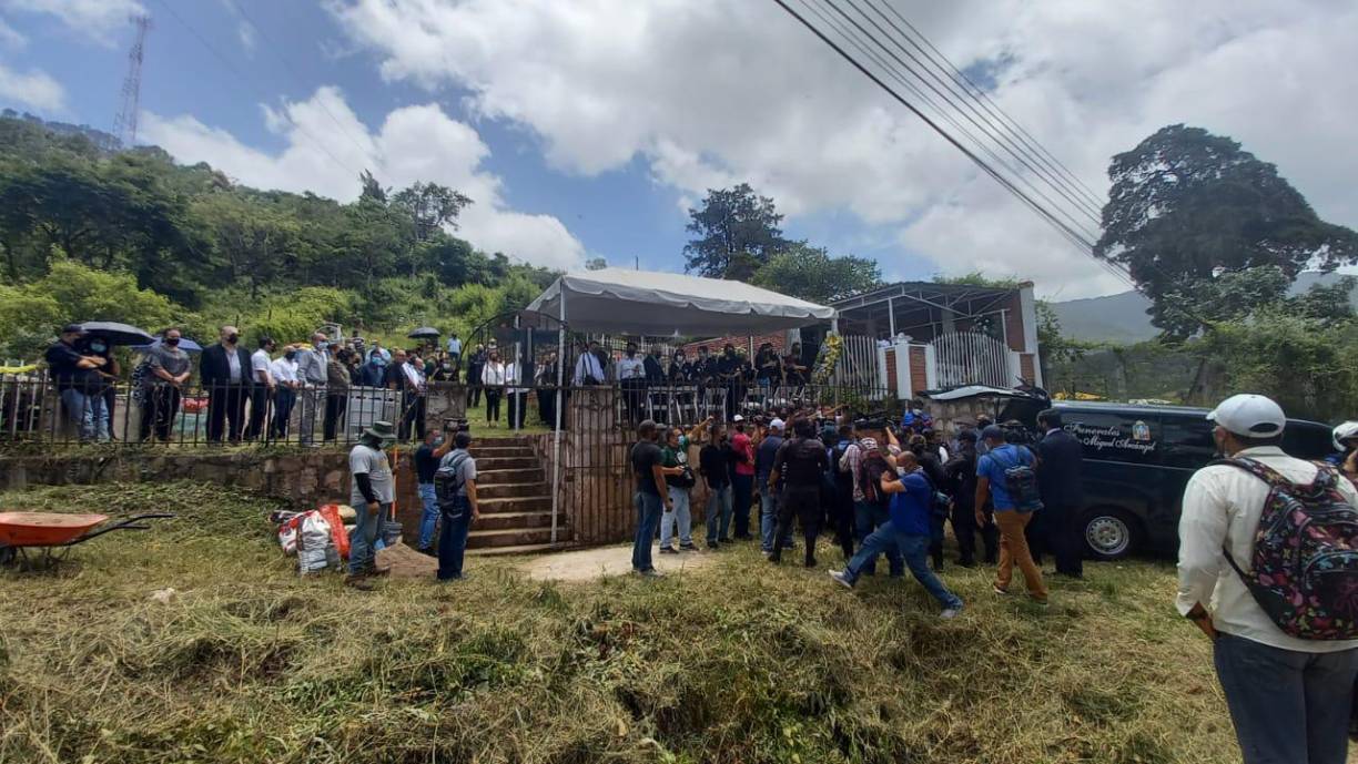 Al igual que en la Iglesia Medalla Milagrosa, el camposanto donde se realiza el sepelio, es resguardado por agentes policiales. 