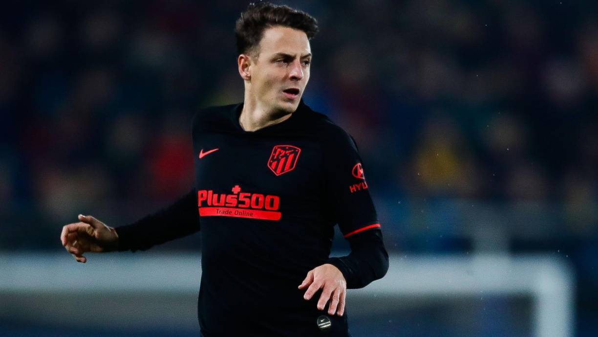 Santiago Arias (30 años) - El defensa colombiano rescindió su contrato con el Atlético de Madrid para poder buscar equipo en condición de jugador libre. Sin embargo, tras el cierre de la ventana todavía no consigue club. El cafetero jugó cedido en 2021 en el Bayer Leverkusen y la pasada temporada en el Granada. A sus 30 años, puede ser una oportunidad de mercado para reforzar el carril diestro.