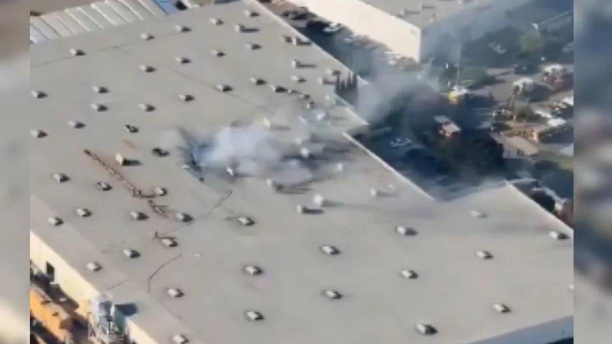 Imágenes difundidas por el canal de televisión KABC-TV muestran una columna de humo negro que se asoma de un agujero en el techo de uno de los varios almacenes del distrito comercial.