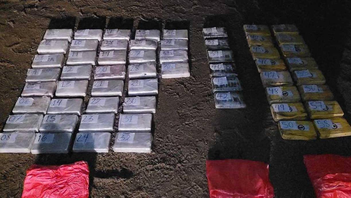 Según registros de la Policía, se trata del segundo decomiso de clorhidrato de cocaína que realizan las autoridades en 72 horas; el pasado martes, se decomisó un cabezal que trasladaba 312 paquetes del mismo alucinógeno, el cual fue interceptado en el eje carretero CA-5 norte, a la altura de la Villa de San Antonio, Comayagua.