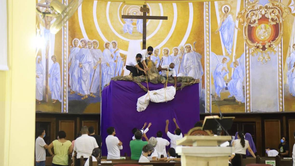 El descendimiento de la Cruz del cuerpo sin vida de Jesús se realizó en la catedral para ser conducido al sepulcro en la procesión del Santo Entierro.