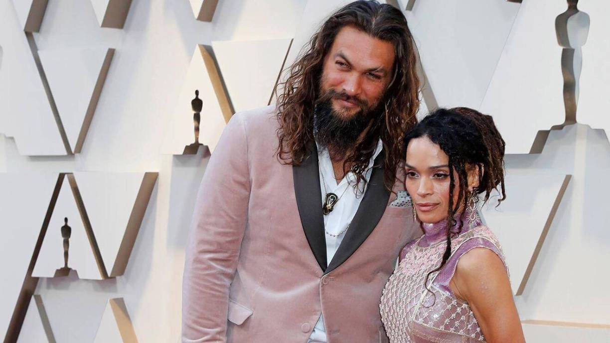 Jason Momoa y Lisa Bonet, si bien estuvieron juntos por alrededor de 17 años, solo pasaron 5 de ellos casados, tiempo en el que se ganaron el corazón de sus fans por sus excentricidades. Sin embargo, su historia de amor llegó a su fin el 12 de enero del 2022, cuando anunciaron con un comunicado su decisión de divorciarse. No obstante, no detallaron las razones de su separación.