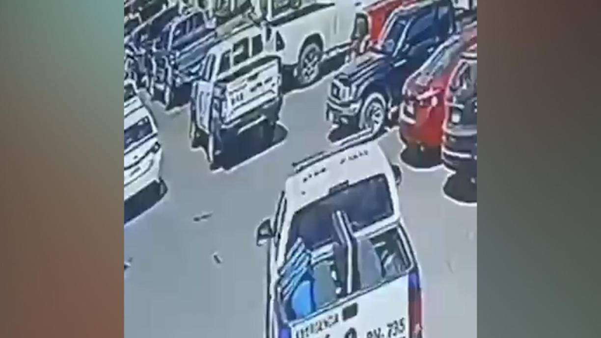 Otros cuatro agentes, que estaban apostados en la zona, también corren hacia la iglesia y comienzan a registrar a las personas que se encontraban fuera del recinto