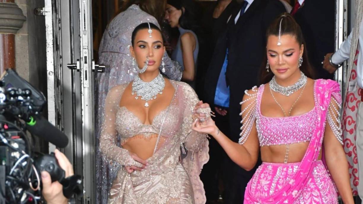 Las estrellas de la telerrealidad estadounidense Kim y Khloe Kardashian también fueron vistas desembarcando en Mumbai para unirse a las festividades de tres días que iniciaron el pasado viernes con el ritual de matrimonio.