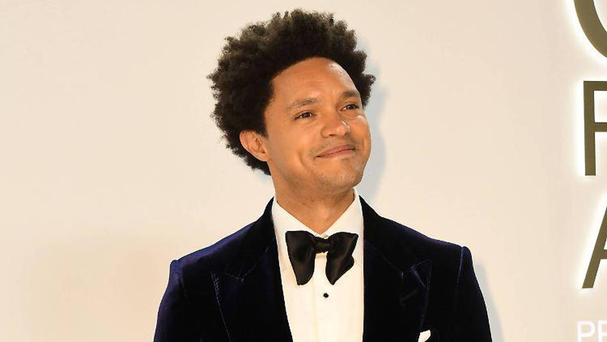 En la sexagésima quinta edición de los Grammy, el comediante sudafricano Trevor Noah será el responsable de dirigir y presentar el programa de ese día. Noah es conocido por su participación en el noticiero satírico “The Daily Show”. Sin duda, no faltarán las bromas y sátiras en esta presentación. 