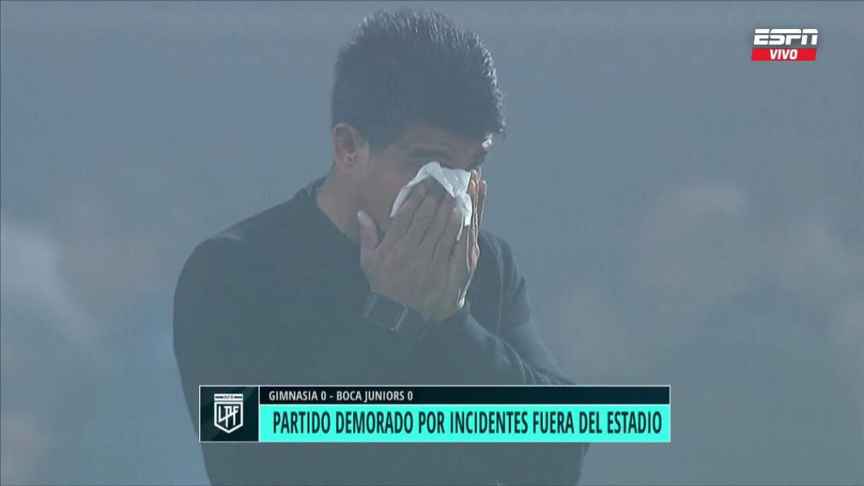 Los incidentes comenzaron por cruces violentos en las afueras del estadio, cuando la policía reprimió con balas de goma y gases lacrimógenos a hinchas que pugnaban por entrar a un estadio ya abarrotado.