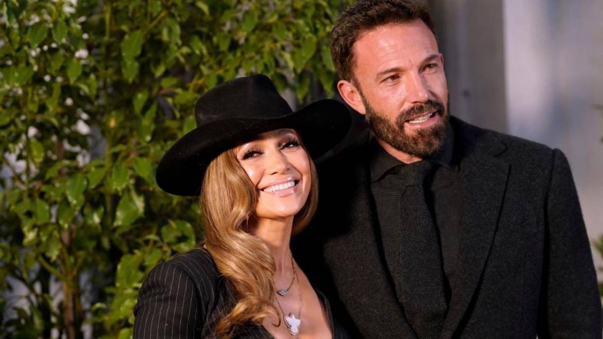 Jennifer López y Ben Affleck reaparecieron en la alfombra roja de un evento luego de haberse casado el pasado mes de julio. 