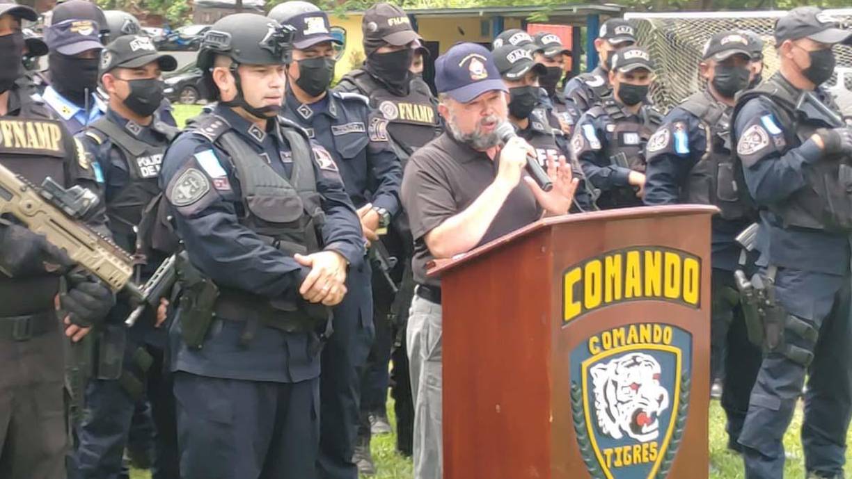 El ministro de Seguridad, Ramón Sabillón, durante la presentación del extraditable Rafael Cáceres.