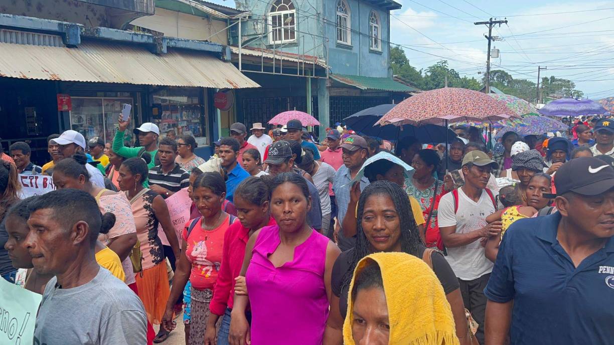 Cientos de miembros de comunidades indígenas se han congregado para manifestar su rechazo rotundo a este proyecto que, según ellos, representa una amenaza para su territorio.