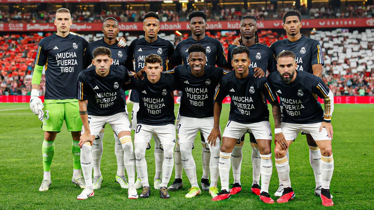 Los jugadores merengues saltaron al césped de San Mamés con camisetas de apoyo a su compañero, en las que se podía leer “Mucha fuerza Tibo”,