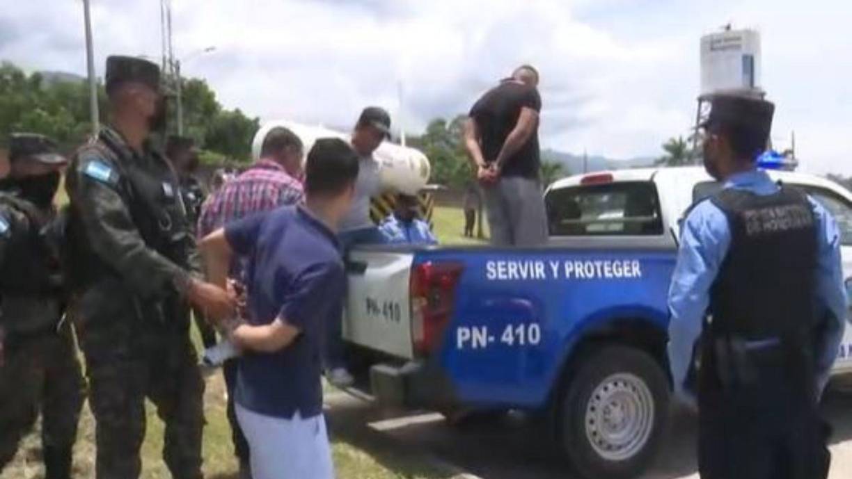 Otro de los detenidos aseguró que, si bien en el carro llevaban armas, hay una de grueso calibre que no les pertenece a ninguno de ellos, sino a otra persona. “Se montó (al carro) y la dejó ahí”, dijo.