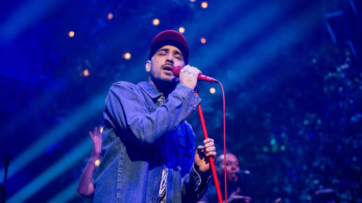 Esto fue durante una presentación de su gira, “Stairway to the Sky”, en la ciudad natal del fallecido cantante, Wolverhampton, Inglaterra.