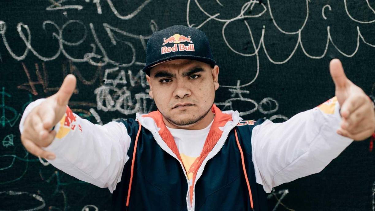 7 Aczino: Mau El Aczino, es un rapero y freestyler mexicano, reconocido como el mejor del mundo por sus tres campeonatos internacionales de Red Bull Batalla, además de tener el record de 26 títulos obtenidos como la primera internacional de la FMS en 2020. Su nombre real es Mauricio Hernández González.