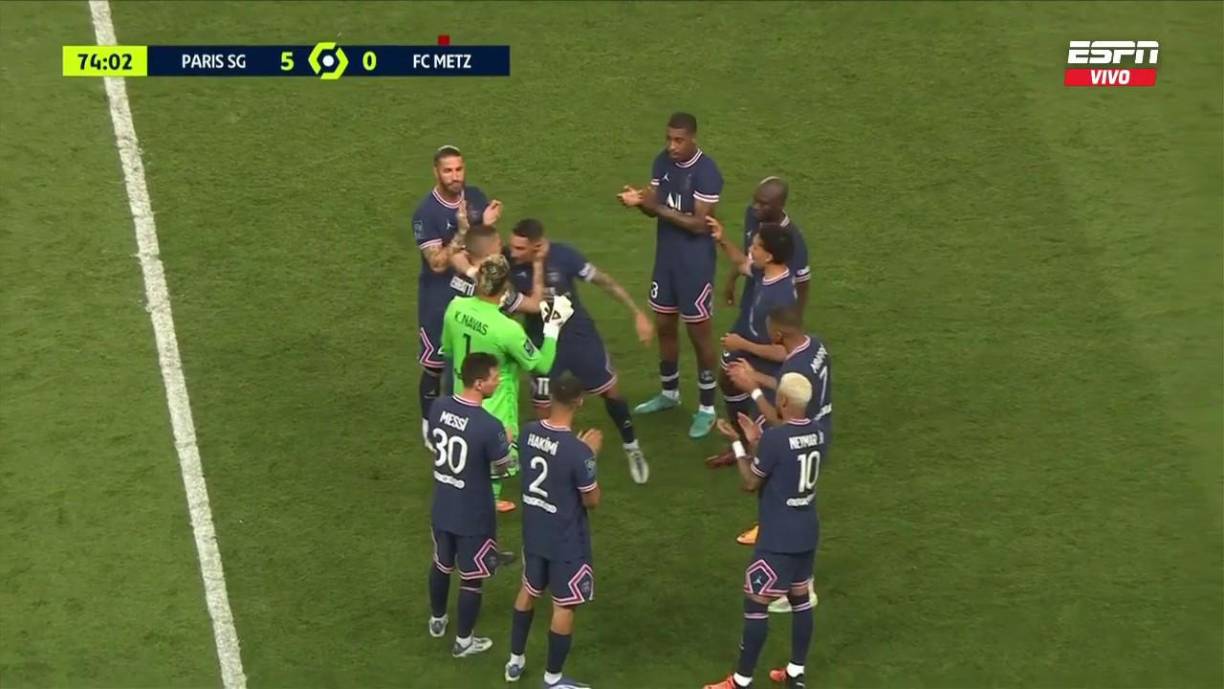 Ángel Di María fue reemplazado en el 74 por el español Ander Herrera y recibió una tremenda ovación. Sus compañeros le hicieron un pasillo, en un gesto raramente visto en un partido profesional. El argentino fue abrazando y despidiéndose de todos sus colegas.