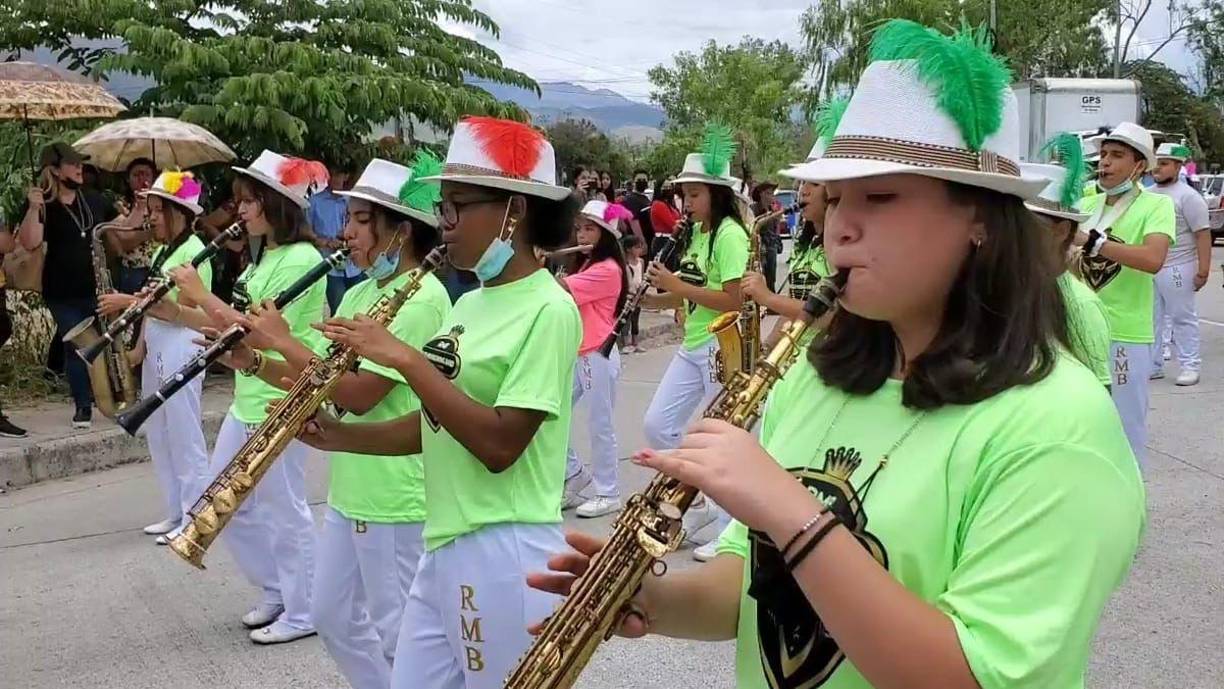 Jóvenes tocan durante el desfile de la Feria Yulpateca. 