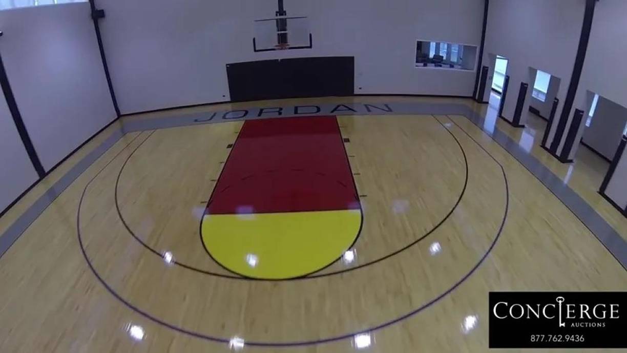 La cancha de baloncesto de Jordan está personalizada con su famoso nombre.