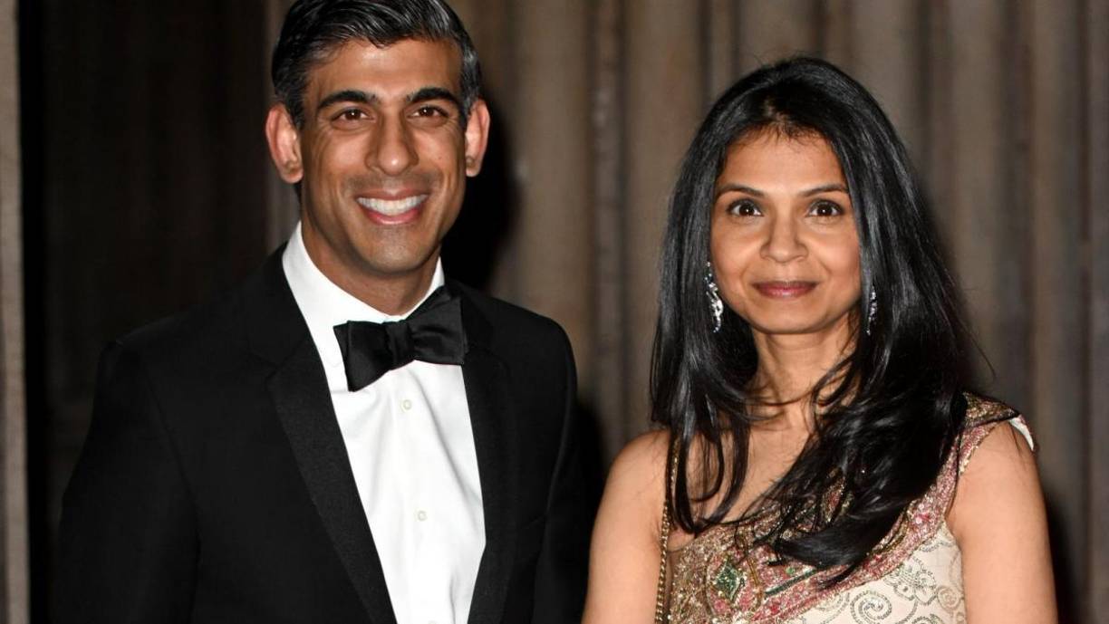 Con 42 años, Akshata Murty posee acciones por valor de casi mil millones de dólares de la empresa Infosysm, gigante indio de la tecnología cofundado por su padre N.R. Narayana <b>Murthy</b> en 1981, y cuyo valor se estima hoy en día en 100 mil millones de dólares.