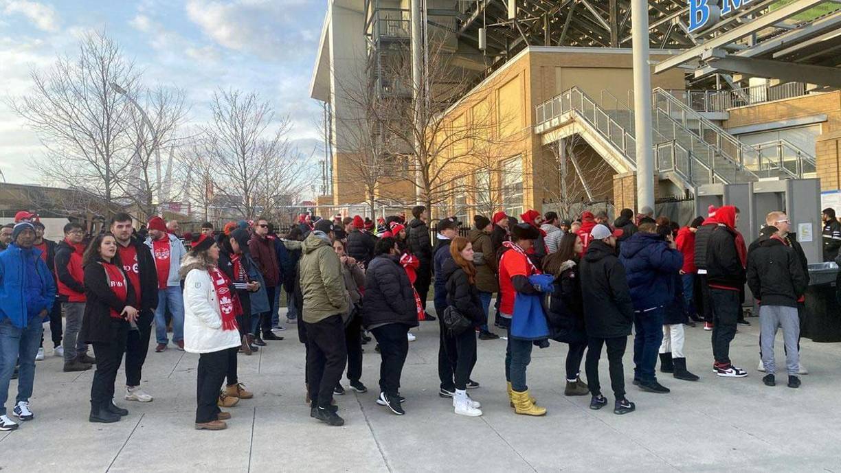 Las filas de los aficionados para ingresar al estadio BMO Field de Toronto.