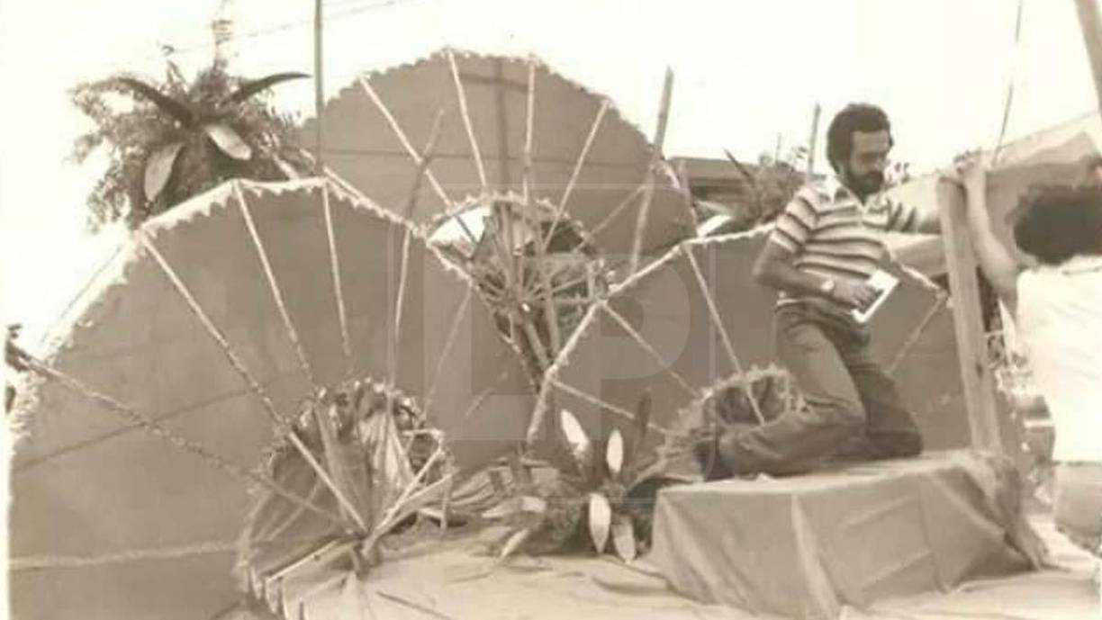  Eduardo Zablah decorando una carroza a finales de la década de los años 70.