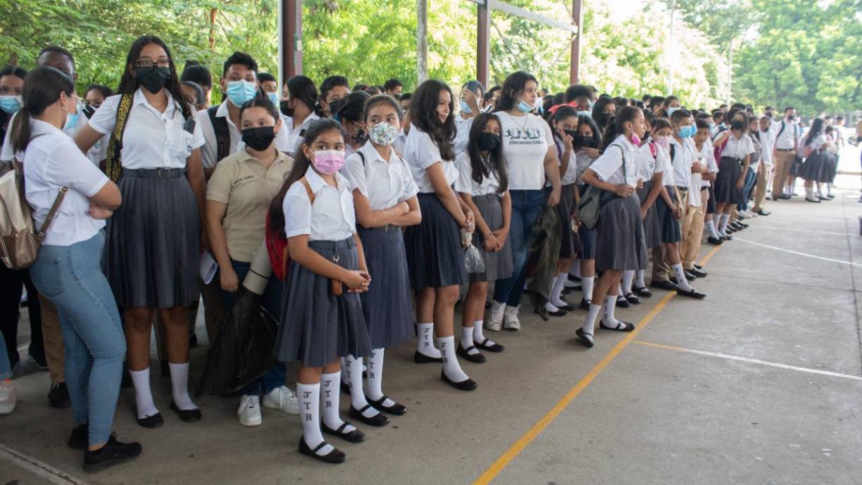 Al menos mil estudiantes asistieron a la celebración en la jornada matutina. Mientras que en la vespertina un aproximado de 1400 estudiantes.