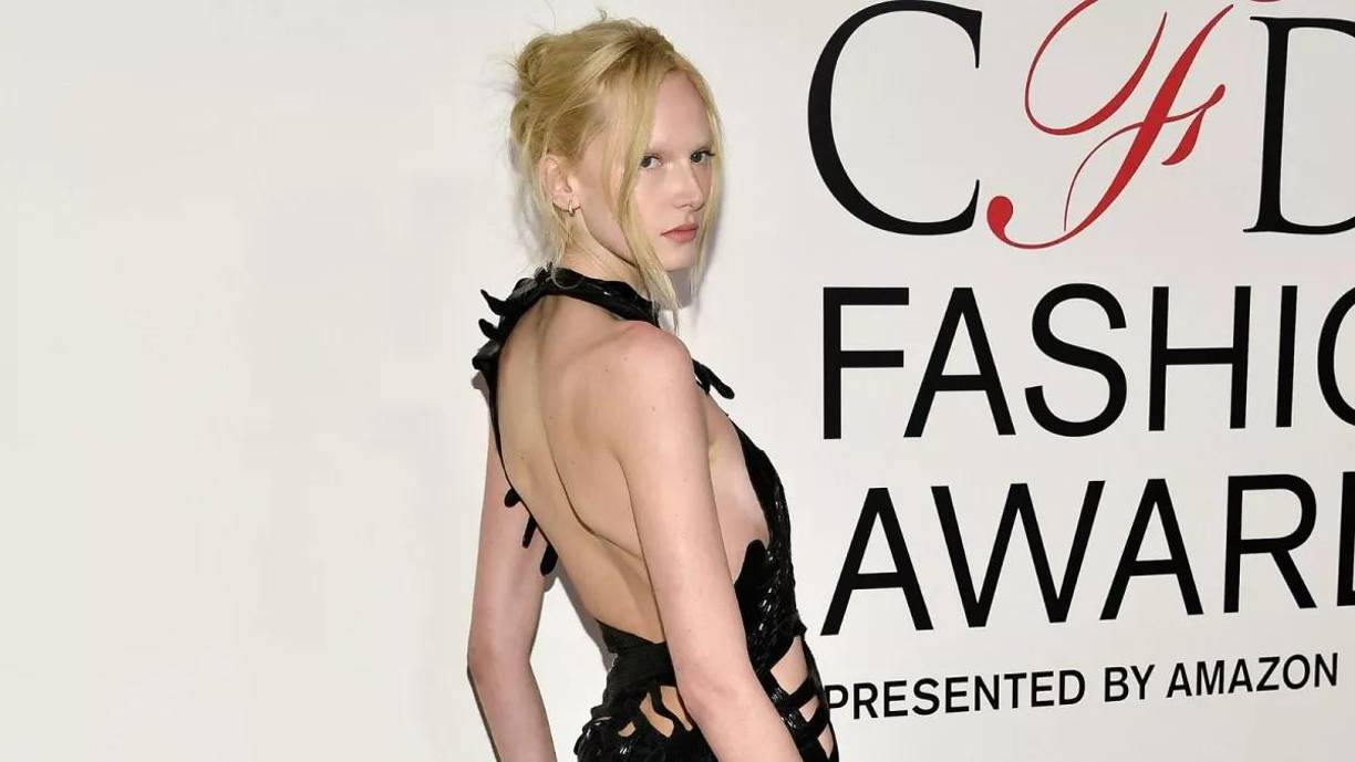 Alex Consani, de 21 años, hizo historia al convertirse en la primera mujer ‘trans’ que se lleva el premio a Modelo del Año, en los los Premios de la Moda británica 2024. Un galardón a la maniquí “que a lo largo de los últimos 12 meses ha dominado la industria con una influencia que trasciende las pasarelas”.