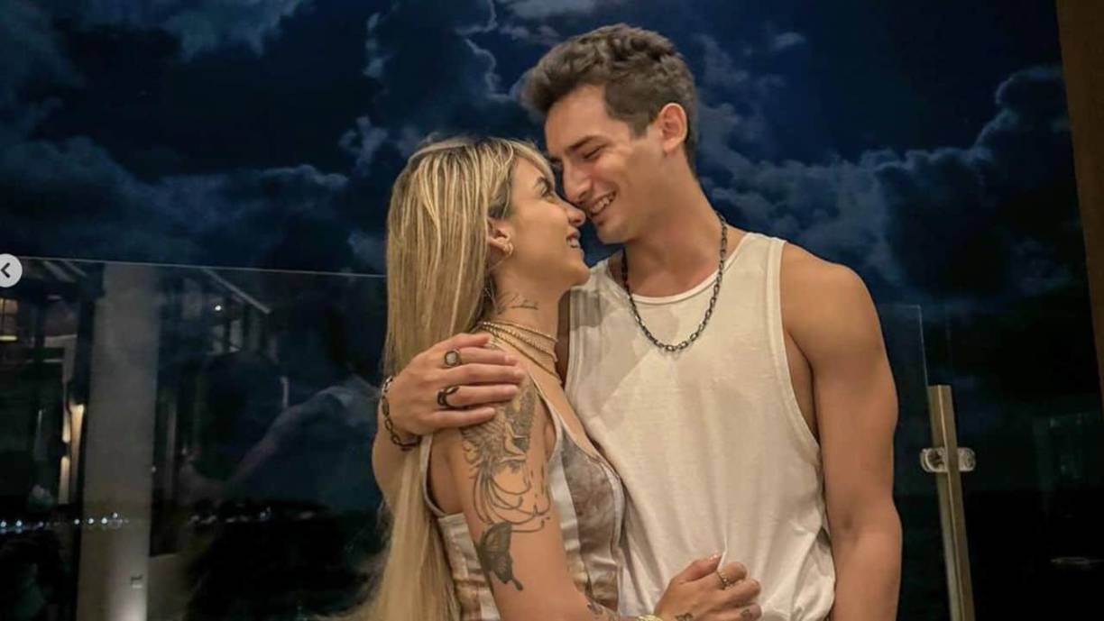  Se trata de la modelo Leslie Gallardo. La revelación de este nuevo romance hizo que los medios e internautas nuevamente se volcaran a discutir si fue culpa de Karol o de Emilio que terminaran su noviazgo. Unos aseguran que Osorio le fue infiel en reiteradas ocasiones a Sevilla y otros de que ella le hizo Ghosting, a tal extremo que enfrió su romance.