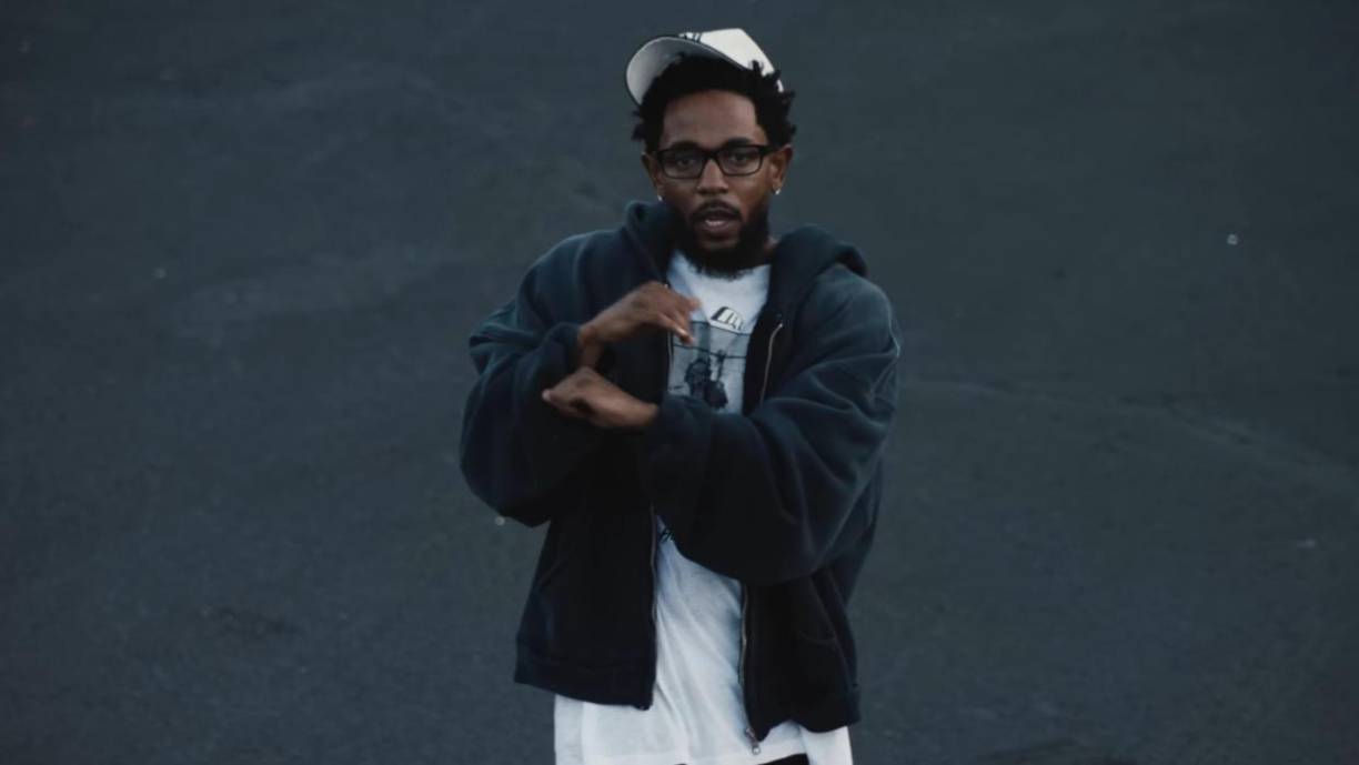 A los 16 años, lanzó su primer mixtape bajo el seudónimo de K-Dot, ‘YHNIC (Hub City Threat: Minor Of The Year)’ (2004). A este le siguieron ‘Training Day’ (2005), ‘No Sleep Til NYC’ (2007), ‘C4’ (2009) y ‘Overly Dedicated’ (2010); además del EP ‘Kendrick Lamar’ (2009).Y ya en 2011, Kendrick Lamar presentó por fin su primer álbum, ‘Section.80’. Lo hizo como músico independiente, vendiendo 5.000 copias en una semana pese a carecer de publicidad en los medios.Haciendo historia en el rap.