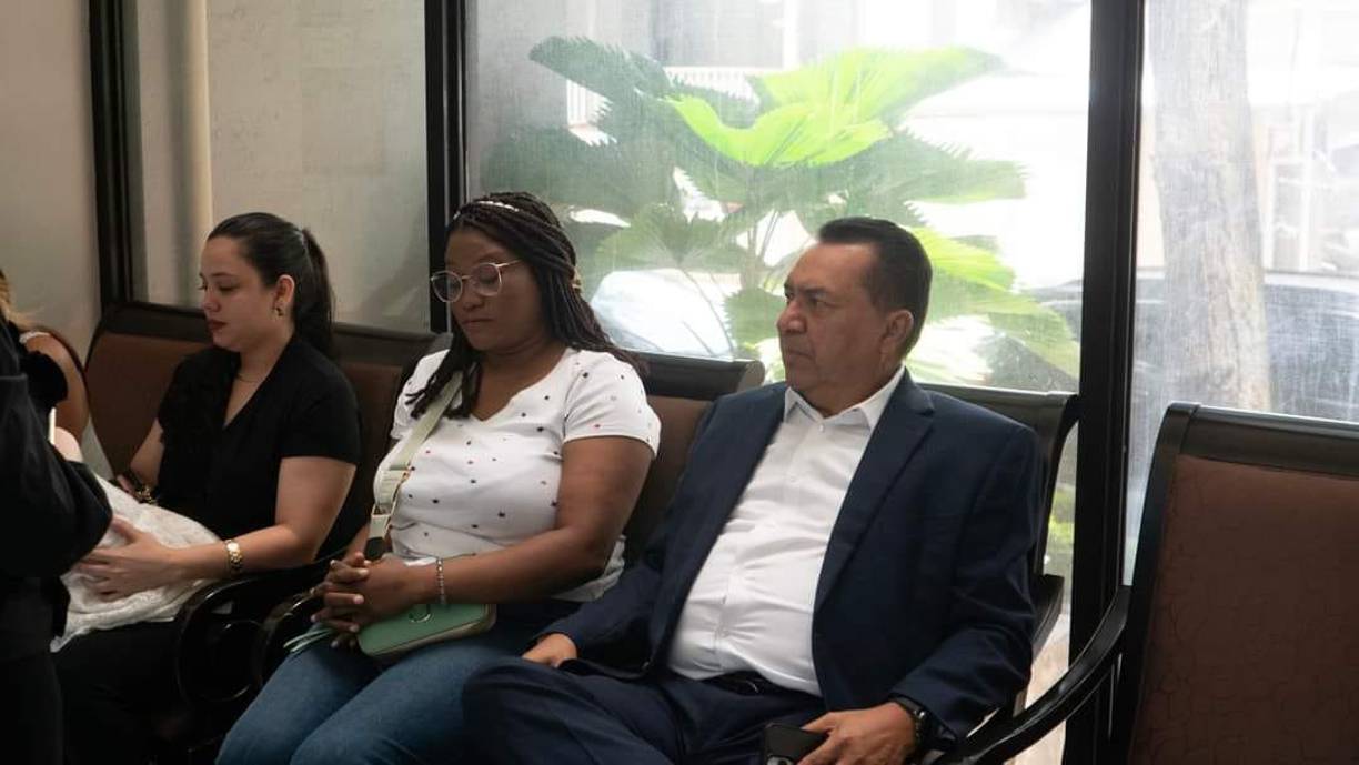 Misael Argeñal, padre del fallecido, se le vio acongojado y triste por la muerte de su hijo. 