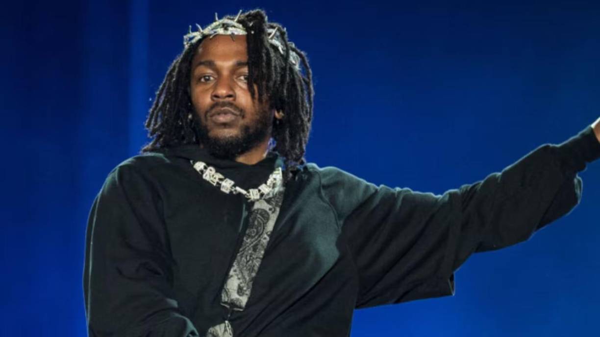 Más tarde, en 2017, vio la luz ‘DAMN.’, un disco introspectivo que lo hizo merecedor del Premio Pulitzer. Fue la primera vez en la historia que un álbum de rap lograba ese reconocimiento.Durante esta época, Lamar incursionó también en el mundo de la producción, destacando su trabajo en la banda sonora de ‘Black Panther’ (2018), de la que también fue compositor de algunos temas.En 2022, presentó ‘Mr. Morale &amp; the Big Steppers’, otro álbum conceptual que combinaba elementos de hip hop alternativo, consciente y político; con jazz, R&amp;B, trap y soul, entre otros. Además, exploraba cuestiones como la identidad, las redes sociales, la libertad de expresión, la cultura de la cancelación, el capitalismo y el consumismo o el poder mediático.