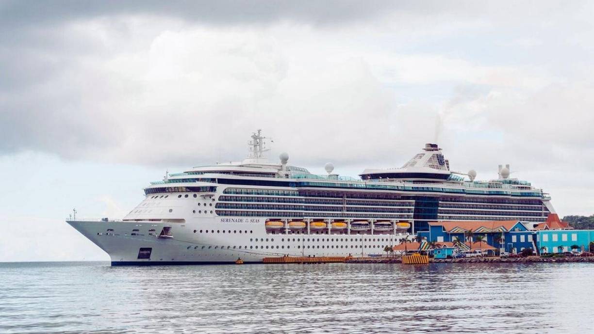 “Ha estado lloviendo, muchas personas están haciendo lo normal en esta situación, como ir a los supermercados para poder comprar provisiones, hoy justamente se han estado reuniendo los comités locales de emergencia para poder planear esto, definir los albergues”, dijo Indira Brooks, una residente de Roatán hace un momento a LA PRENSA.