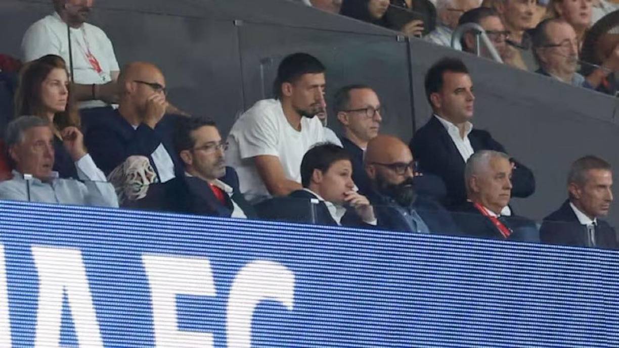 El defensa francés Clément Lenglent, próximo fichaje del Atlético de Madrid, asistió en el palco del Metropolitano al partido entre el conjunto rojiblanco y el Girona. El jugador de 29 años llegará en calidad de cedido hasta final de temporada, procedente del Barcelona para reforzar la defensa de Diego Pablo Simeone. 