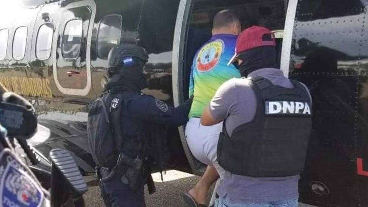  Agregó que el detenido será trasladado en un avión policial hacia Tegucigalpa y posteriormente será enviado a las Fuerzas Especiales de la Policía Nacional, donde permanecerá recluido “en la misma habitación donde estuvo el exmandatario Juan Orlando Hernández”, quien fue extraditado en abril pasado a EE.UU. por cargos de narcotráfico.