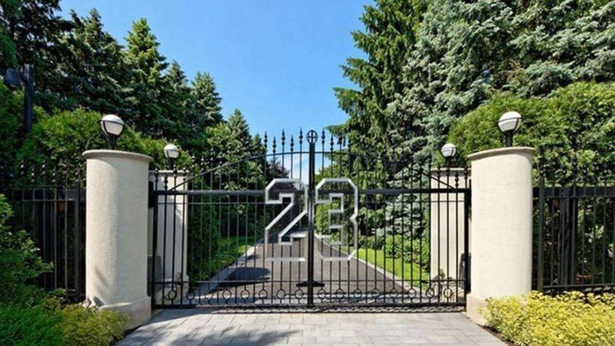 Una vivienda con todo lo inimaginable y con un portón ya mítico donde figura el número 23, el dorsal que lucía Jordan en los Chicago Bulls y que tantas alegrías les dio entre 1991 y el 1998, con seis anillos de campeones de la NBA. El portón de ingreso la mandó a traer de la mansión de Playboy y le puso su número.