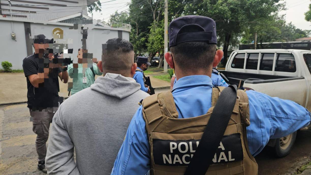Los arrestados, identificados como alias “Moncho”, originario de Atlántida, y alias “Cantoral”, de Choloma, fueron capturados tras una serie de labores de vigilancia y seguimiento realizadas por los agentes de la Dipampco. 
