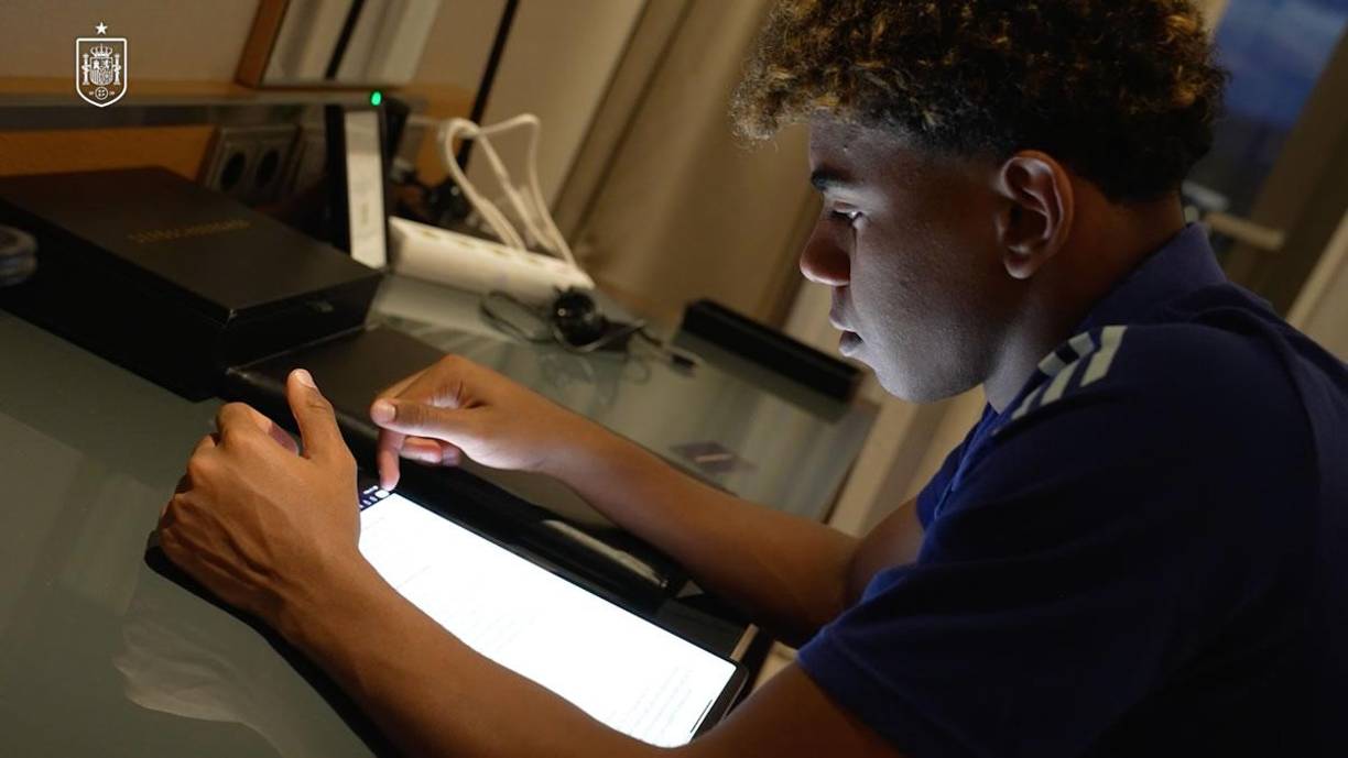 Lamine Yamal no ha terminado sus estudios básicos, por lo que se lo ha visto en las concentraciones de la Roja con un tablet asistiendo a clases virtuales, siendo este un gesto aplaudido por muchos seguidores.