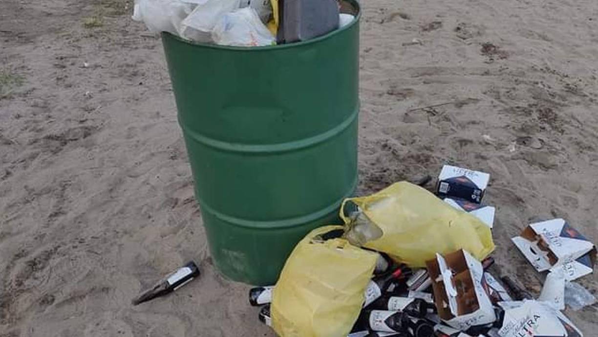 Fotos: Veraneantes dejan llenas de basura las playas de Puerto Cortés