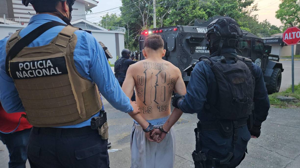 Durante un operativo de saturación en el sector Kilómetro, en la colonia Concepción de Choloma, Cortés, las autoridades detuvieron a dos miembros de la Pandilla 18. 