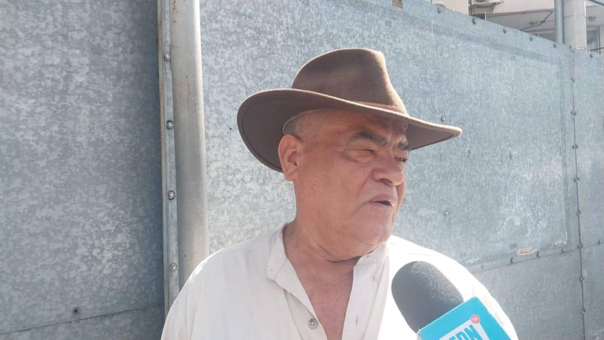 Los padres del juez Vallecillo llegaron a acompañarlo y reiteraron la inocencia de su hijo de las acusaciones que enfrenta por parte del Ministerio Público. 