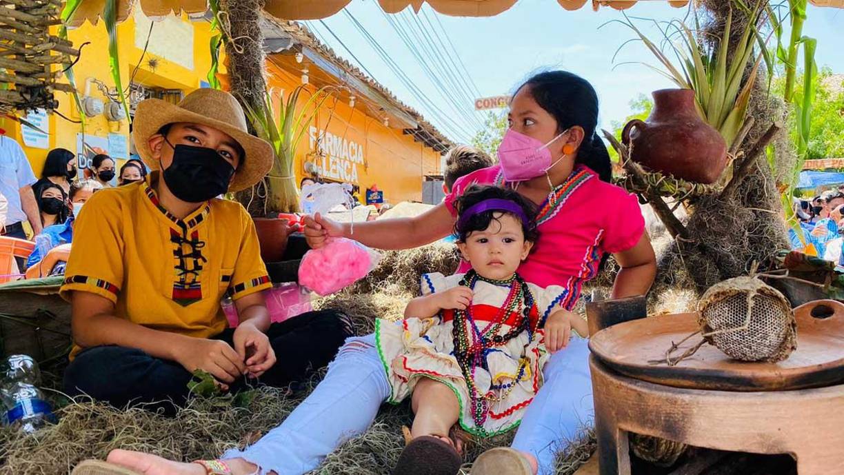 El parque central de Gracias también es la sede de la feria típica indígena y gastronomía lenca.