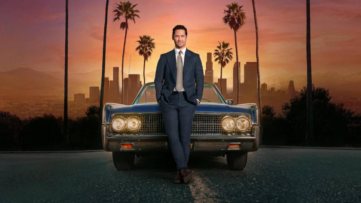 El actor mexicano Manuel García-Rulfo aterrizará en Netflix este jueves 3 de agosto con la segunda temporada de la serie “The Lincoln Lawyer”, inspirada en la saga de novelas criminales de Michael Connelly. La serie pone de manifiesto las emociones y los desafíos de la profesión legal con un toque de suspenso que mantiene a los espectadores enganchados desde el principio hasta el fin. La historia sigue a Mickey Haller (García Rulfo), un abogado audaz y carismático que dirige su bufete desde el asiento trasero de su confiable Lincoln. 