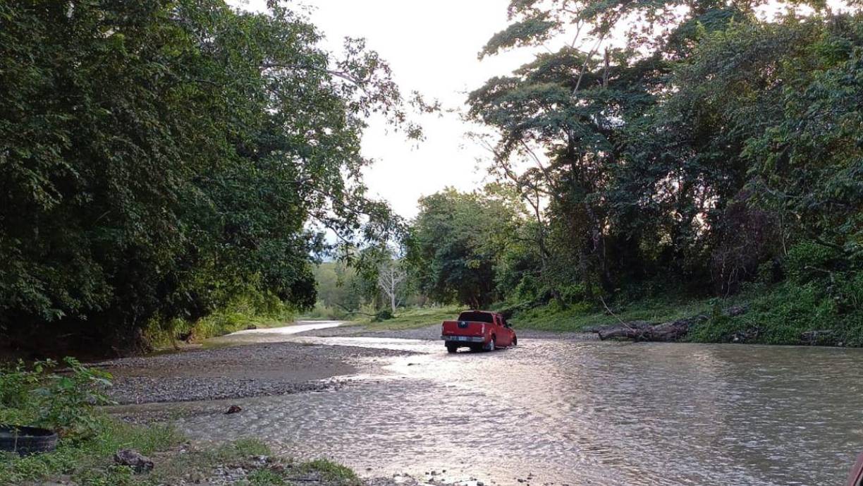 2) Una vez la represa esté llena y en la estación lluviosa, los correderos que drenan las aguas lluvias del sector no podrán descargar de manera adecuada, ya que el espejo de agua lo impedirá, produciendo desbordes de los cauces, ocasionando inundaciones en áreas que actualmente no se inundan, lo que dará como resultado un cambio en la clasificación de riesgo de la zona, la que pasará a convertirse en una área inundable.