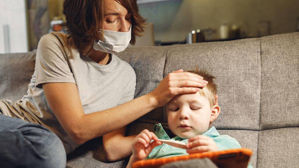 En la mayoría de los casos, los síntomas no son graves y pueden ser similares a los de un resfriado común. Sin embargo, a veces los síntomas pueden empeorar progresivamente y provocar infecciones de las vías respiratorias inferiores en el bronquio principal de los pulmones (bronquitis), las vías respiratorias más pequeñas (bronquiolitis) o el propio pulmón (neumonía). Los niños son los más vulnerables.