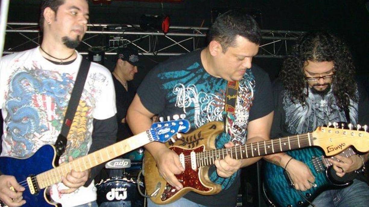 !De esas noches inolvidables e irrepetibles en un escenario, haciendo música, tocando guitarra, sonando duro y regalando tu talento, así te voy a recordar bubu, pocas personas con tu ímpetu, fervor y ahínco musical y guitarrístico, terminamos y dijiste “hay que hacerlo otra vez”.!
