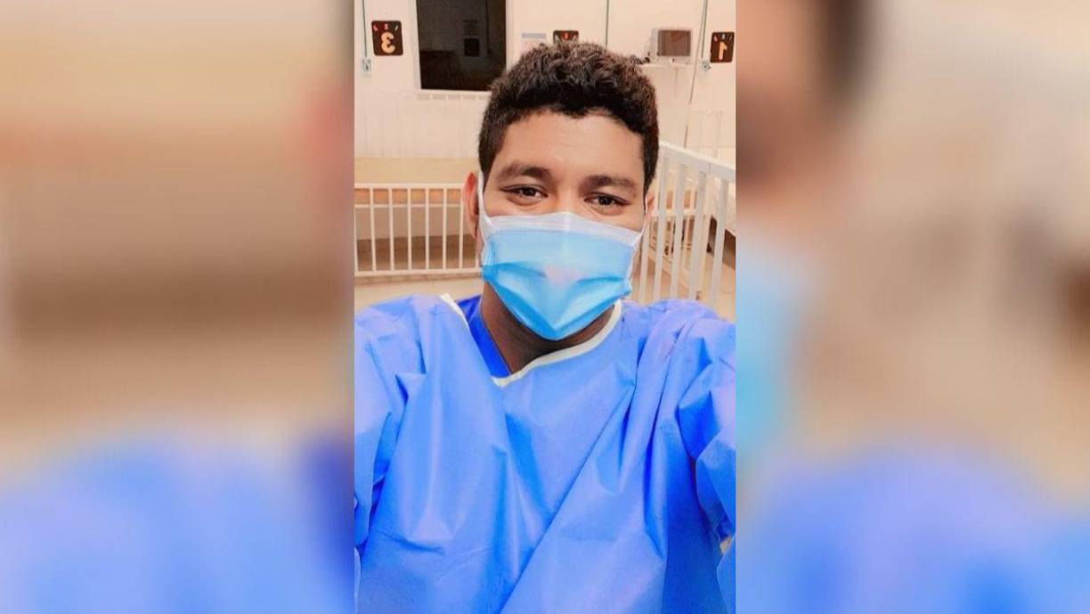 “Mis dos princesas, las amo más que a mi vida”, escribió él en una imagen de ambas niñas de aproximadamente seis años de edad.